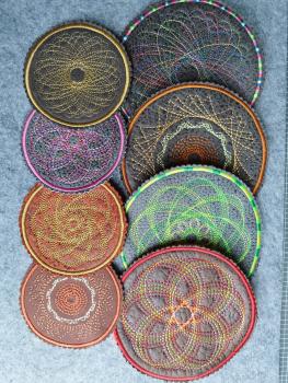 Preview: ITH Stickdatei Untersetzer und Glasabdeckung Spiro